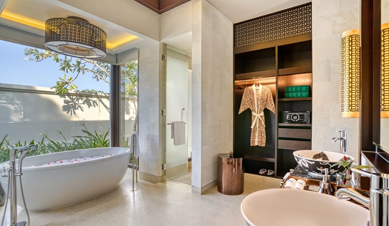 Banyan Tree Lang Co - Wellbeing Pool Villa Bathtub